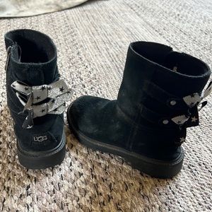 UGG Unisex-Child Fashion Boot - 11